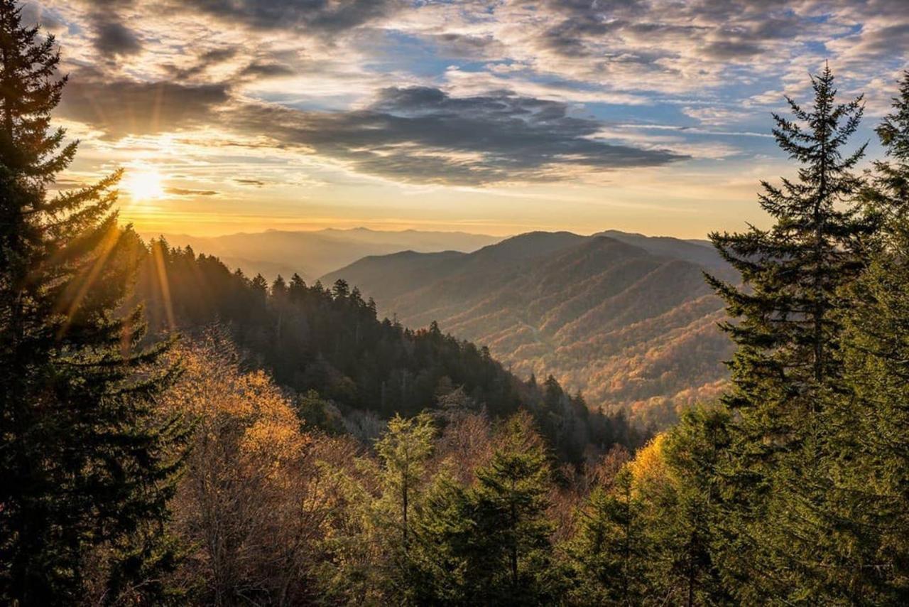 Sky High Views!!-Peak Mountaintop-Outdoor Pool-Close To Downtown-Private Balcony-Wifi-Cable Gatlinburg Exterior foto