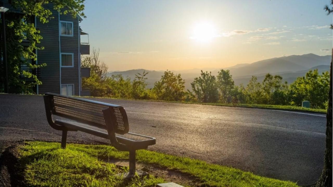 Sky High Views!!-Peak Mountaintop-Outdoor Pool-Close To Downtown-Private Balcony-Wifi-Cable Apartment Gatlinburg Exterior foto